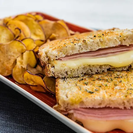 宜必思里斯本萨尔达尼亚酒店 2*